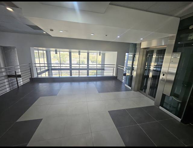 4,730M² OFFICE FOR SALE IN LONGMEADOW